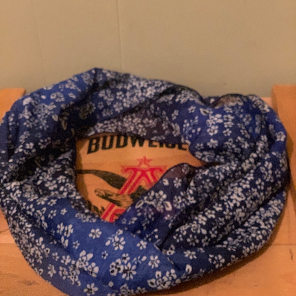 Scarf 🧣!! NWOT!!